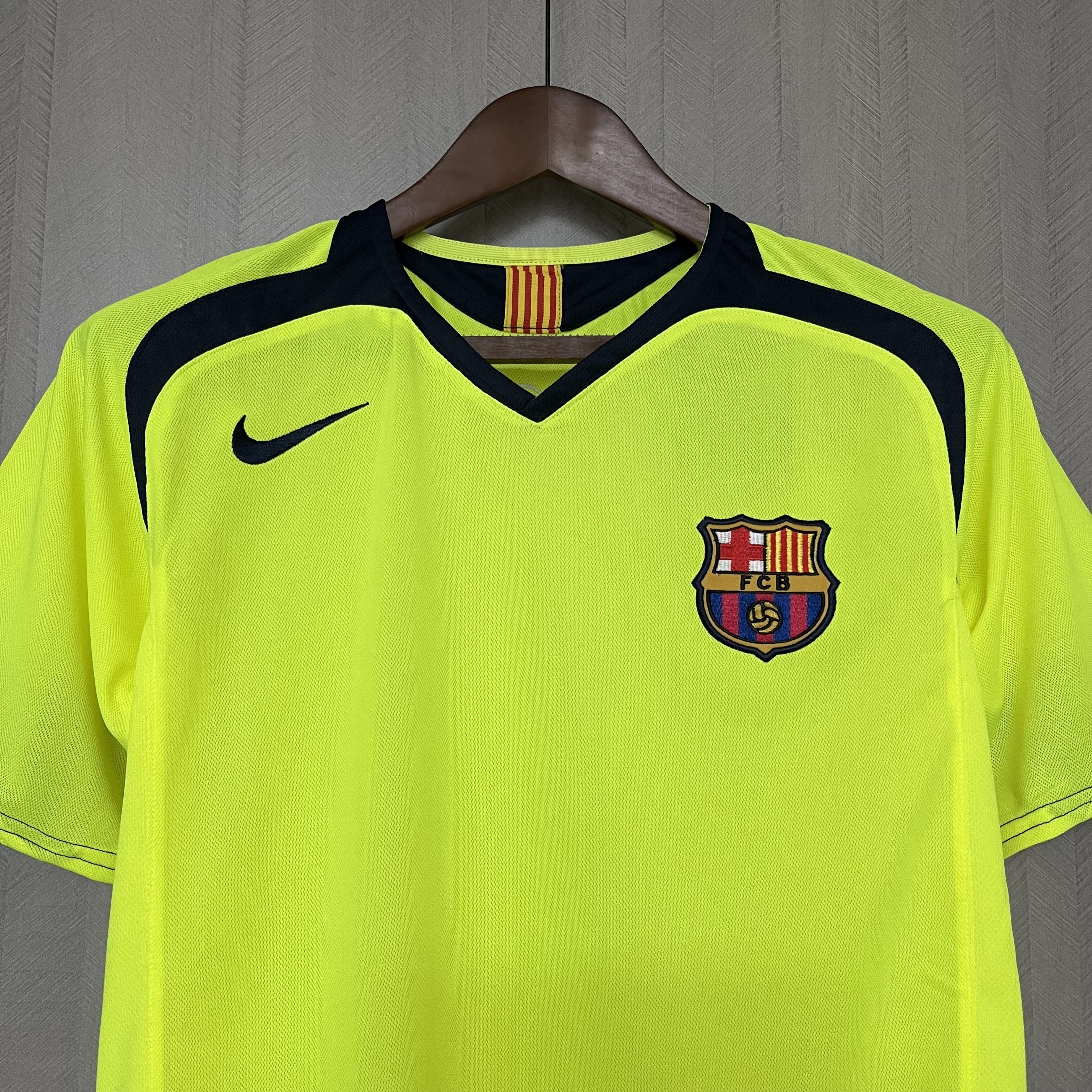 Camisola alternativa Barcelona 2005-06 - Ronaldinho 10 - Versão adepto 8