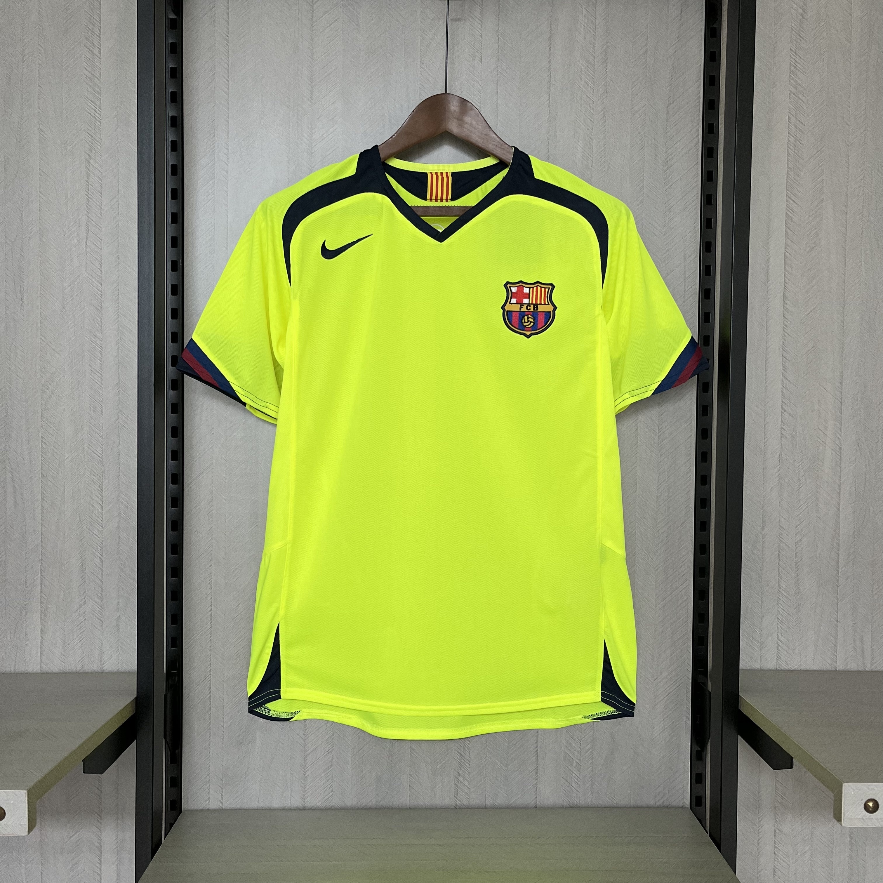 Camisola alternativa Barcelona 2005-06 - Ronaldinho 10 - Versão adepto 4