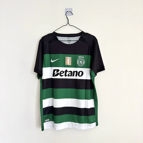 Camisola principal Sporting CP 2024/2025 Bicampeão Nacional - Versão adepto 