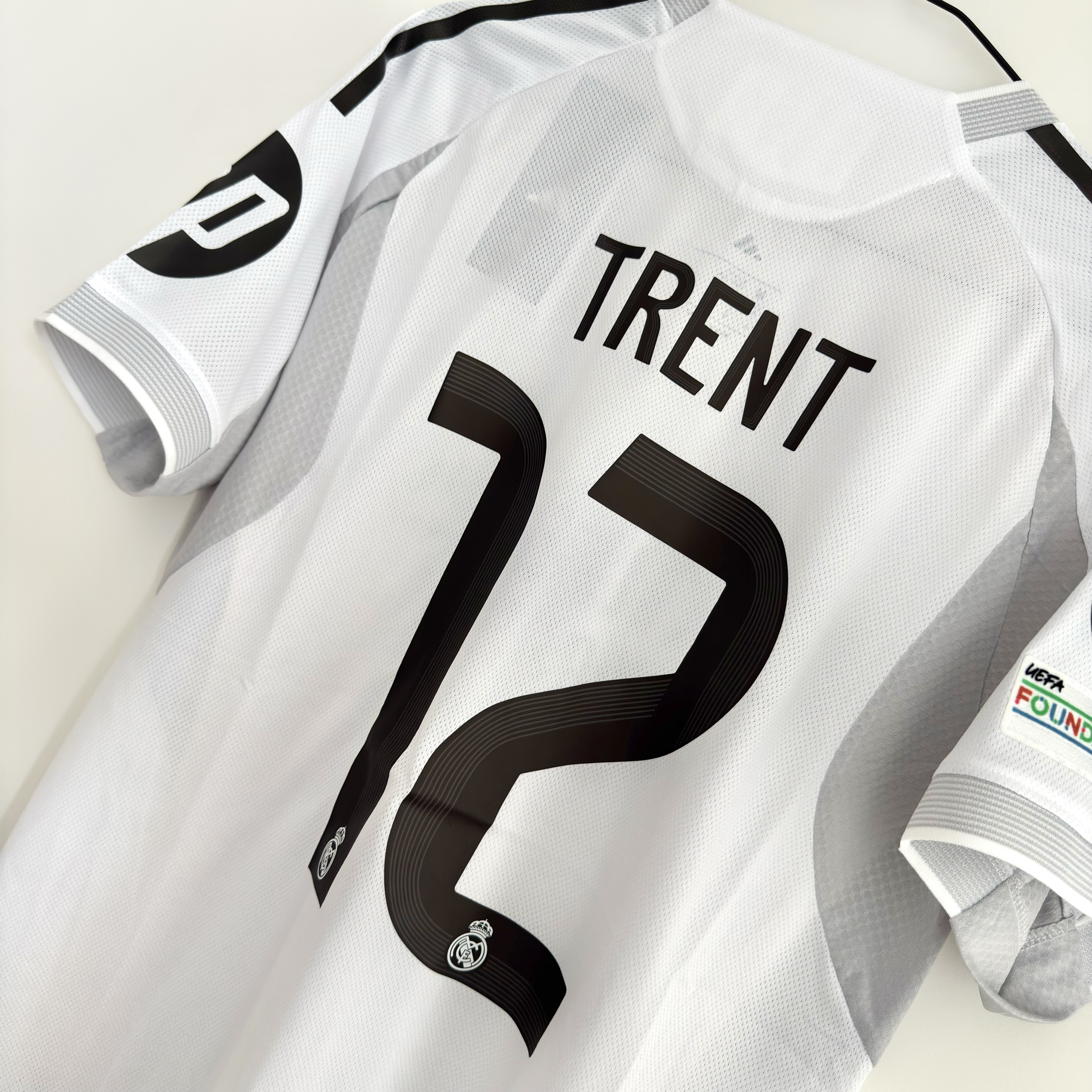 Camisola principal Real Madrid 2025/2026 - Trent 12 - Versão jogador - Tamanho M 8