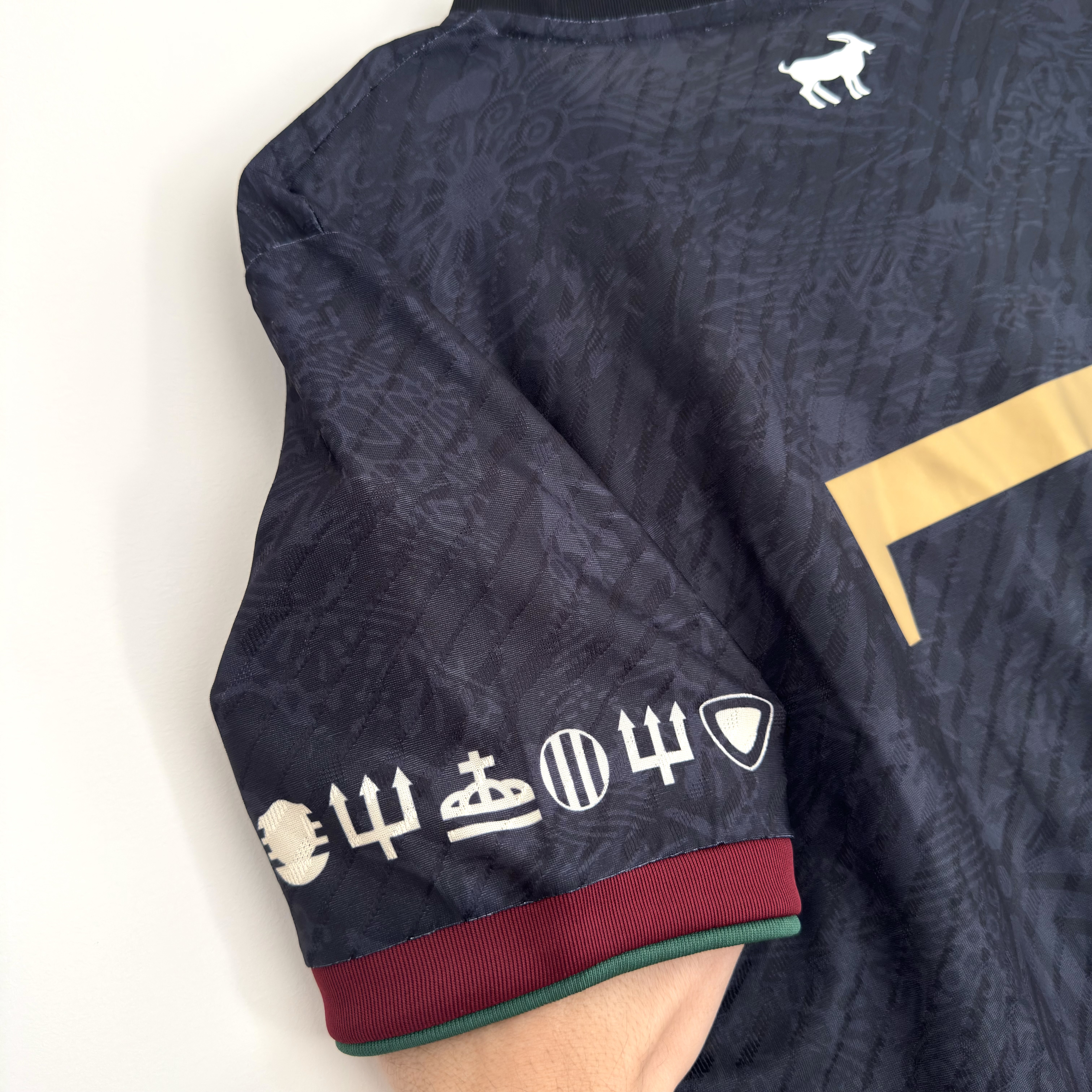 Camisola Portugal GOAT - Edição Especial CR7 - Versão jogador - Tamanho S 3