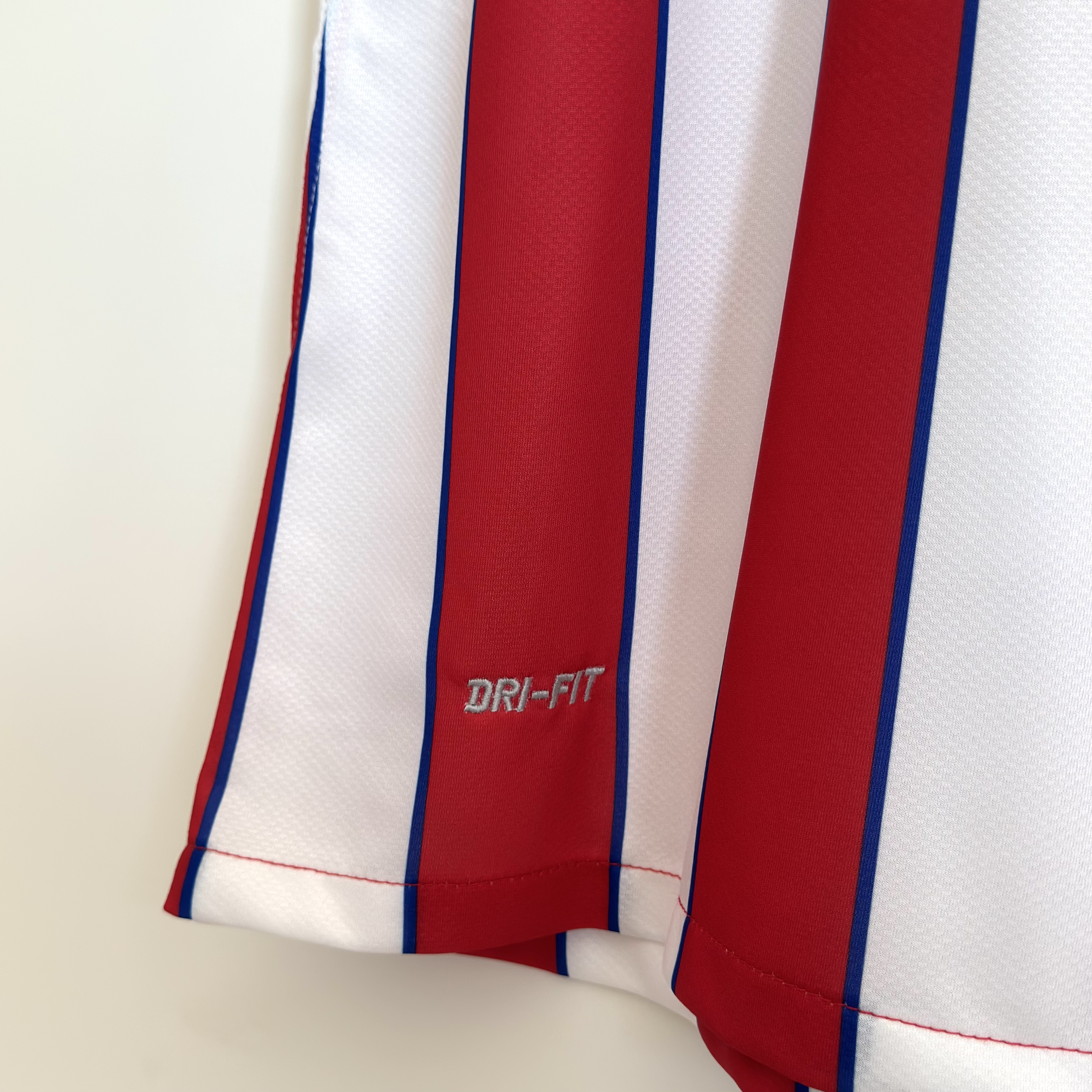 Camisola principal Atlético de Madrid Final Liga Europa 2011/2012 - Falcao 9 - Versão adepto - Tamanho M 11