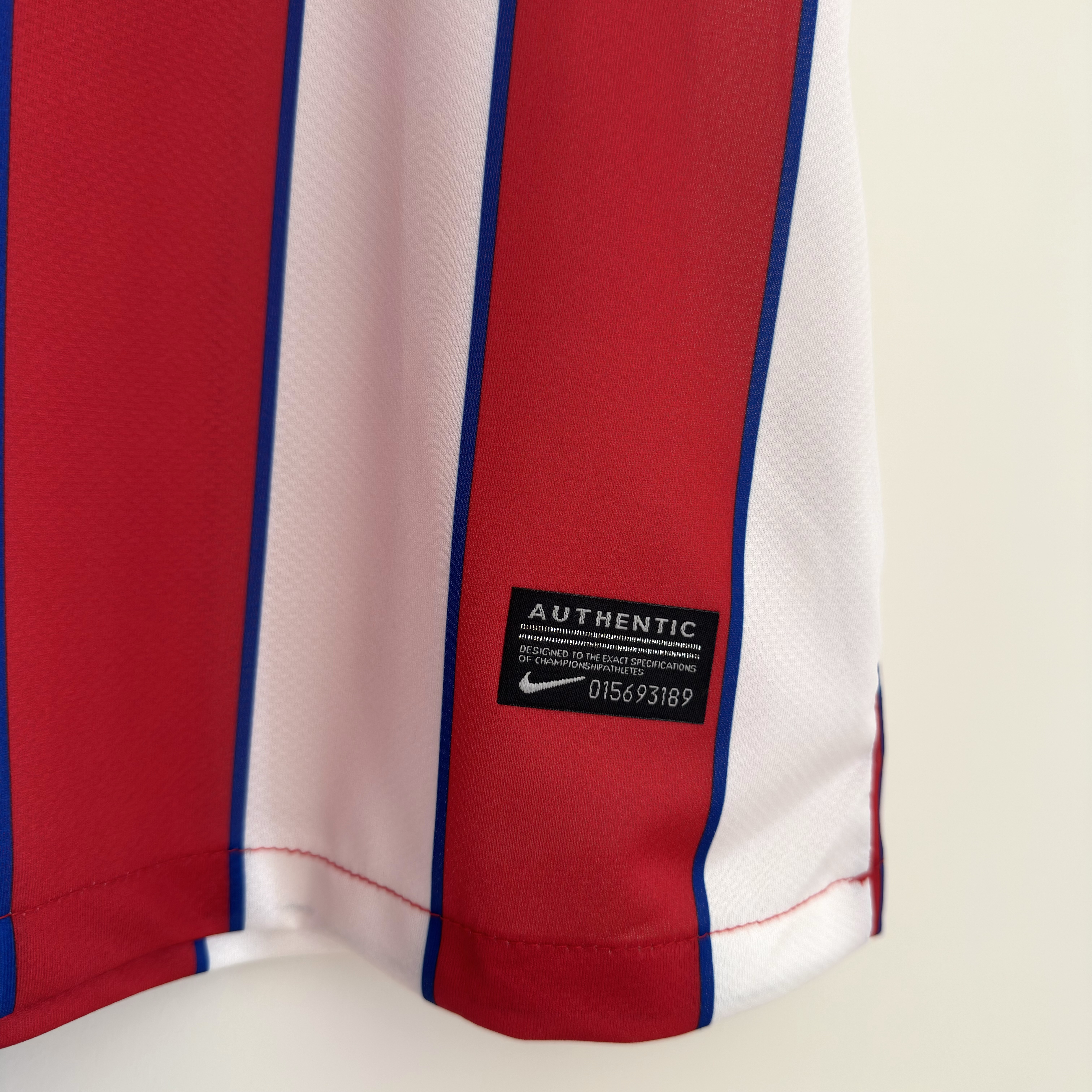 Camisola principal Atlético de Madrid Final Liga Europa 2011/2012 - Falcao 9 - Versão adepto - Tamanho M 12