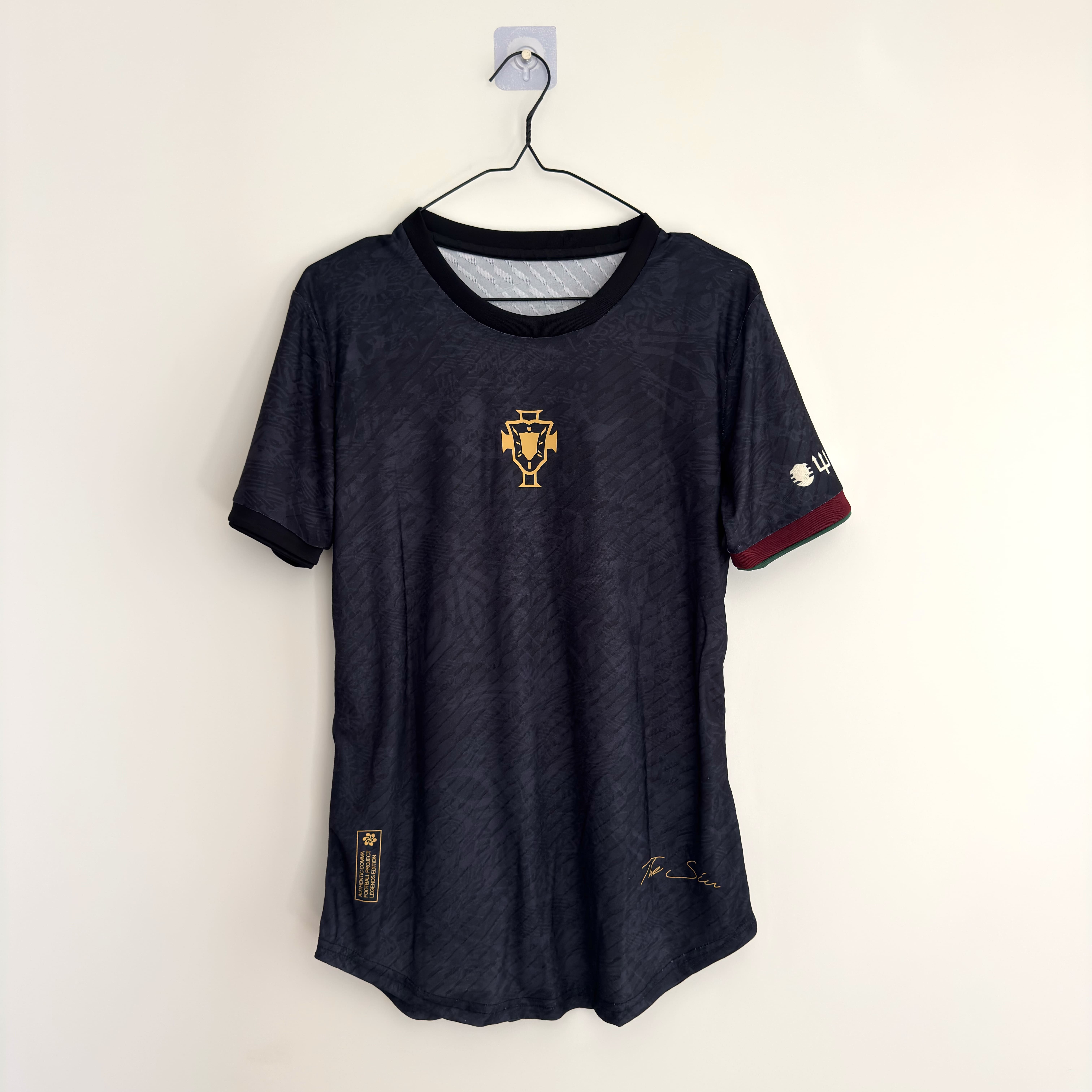 Camisola Portugal GOAT - Edição Especial CR7 - Versão jogador - Tamanho S 2