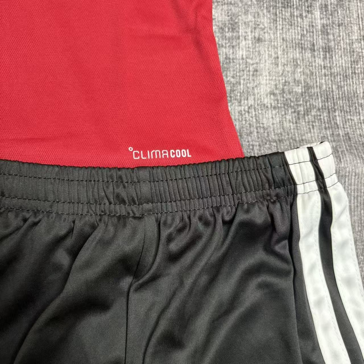 Kit Criança Manchester United principal 26/27 8