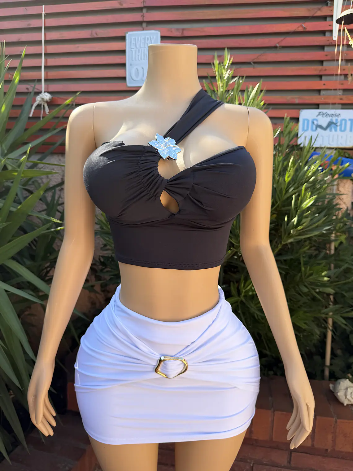 crop asimetrico con tirante flor 1