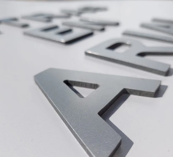 Ventajas de Usar Letras de ACM en Comparación con las de Acero Inoxidable