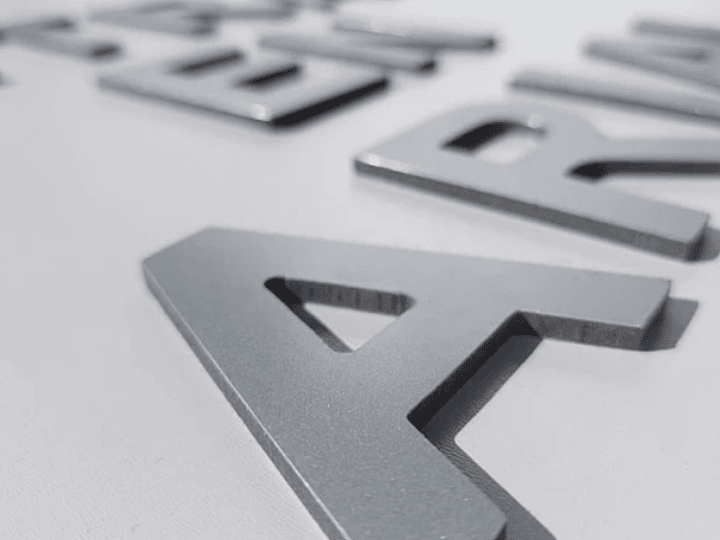 Ventajas de Usar Letras de ACM en Comparación con las de Acero Inoxidable