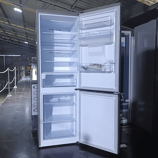 Refrigerador Samsung 2 puertas con Deposito de Agua - RB34T632FSA  (Nuevo, daño visual puerta por exhibicion)