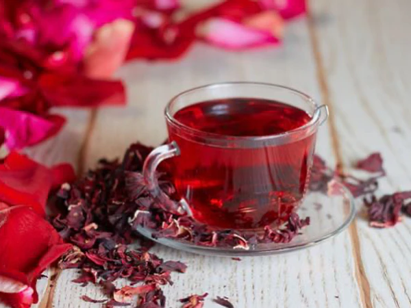 Un Espectáculo Floral en Cada Sorbo, flor de hibisco 