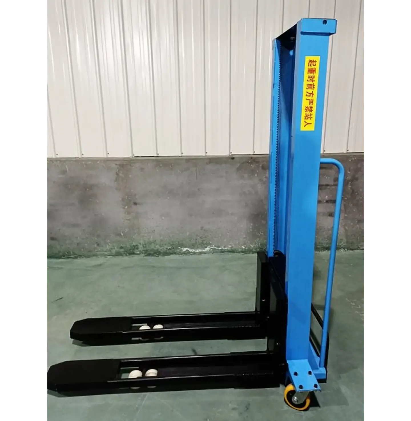 Apilador Eléctrico  – Altura de Elevación 1.3 mts / 900 kg 2