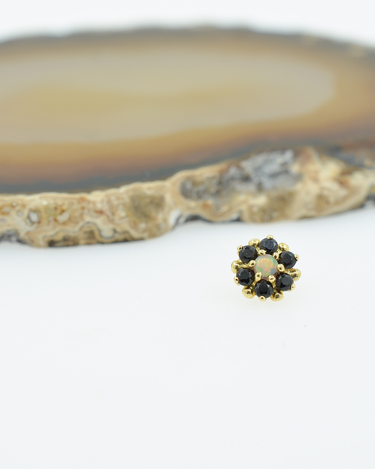 Flor de 6 pétalos con gemas prong set en oro amarillo - 16g