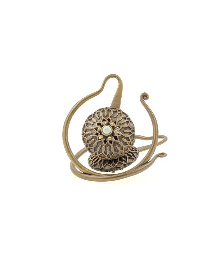 Brass hangers con con cascabel y piedra turquesa