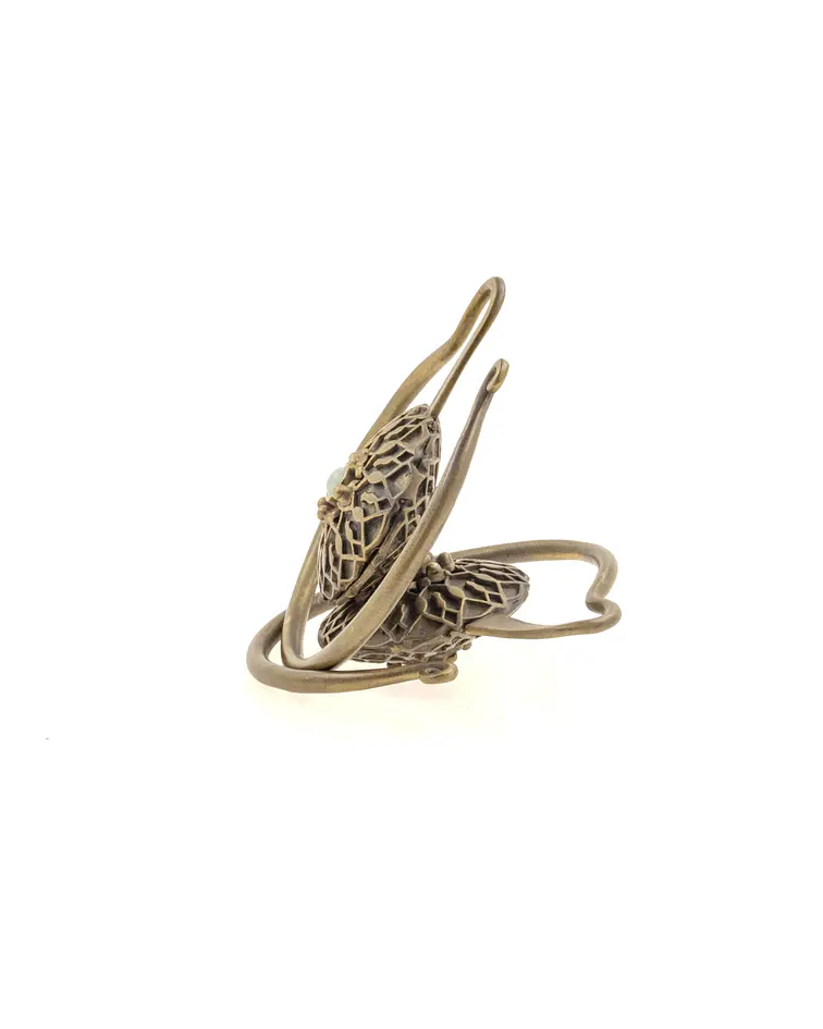 Brass hangers con con cascabel y piedra turquesa