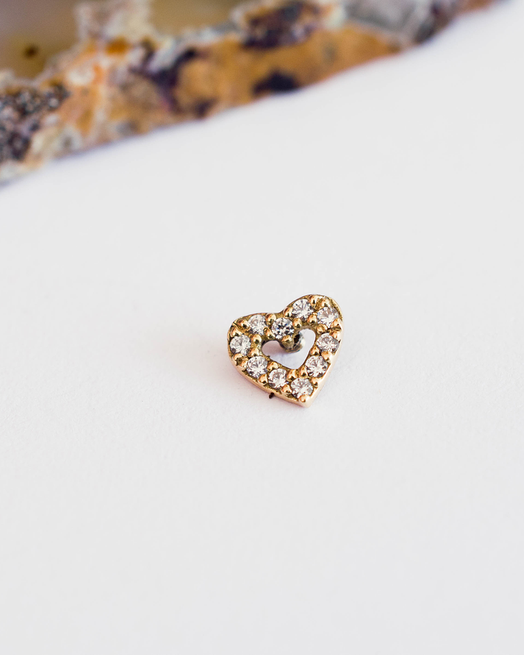 Corazón con gemas en oro amarillo - 14g