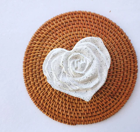PORTAVELA DISEÑO CORAZÓN CON ROSA CON TAPA