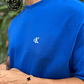 CAMISETA CK MONOFRAM RELAXED NAVY - Miniatura 3
