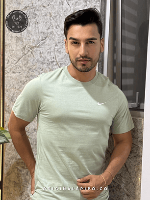 CAMISETA NIKE BÁSICA GREEN