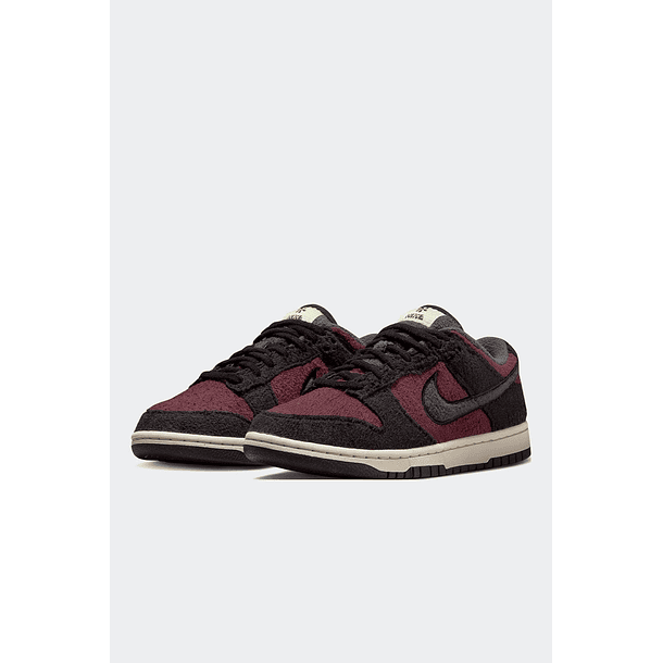 NIKE DUNK LOW SE 'FLEECE PACK BURGUNDY CRUSH - MUJER 2