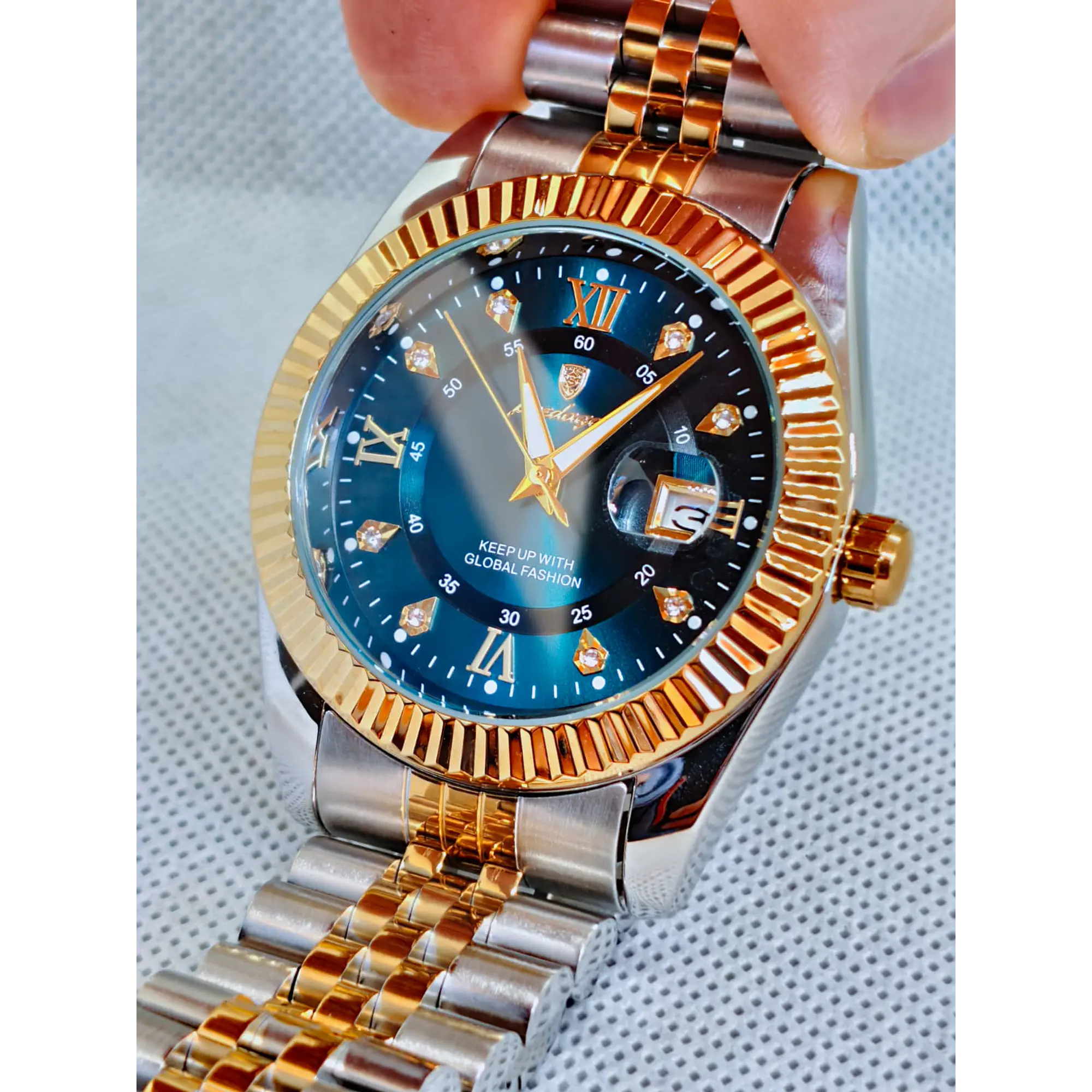 Relógio Luxuoso em aço 316 L Prata e Dourado sobre Azul. 2