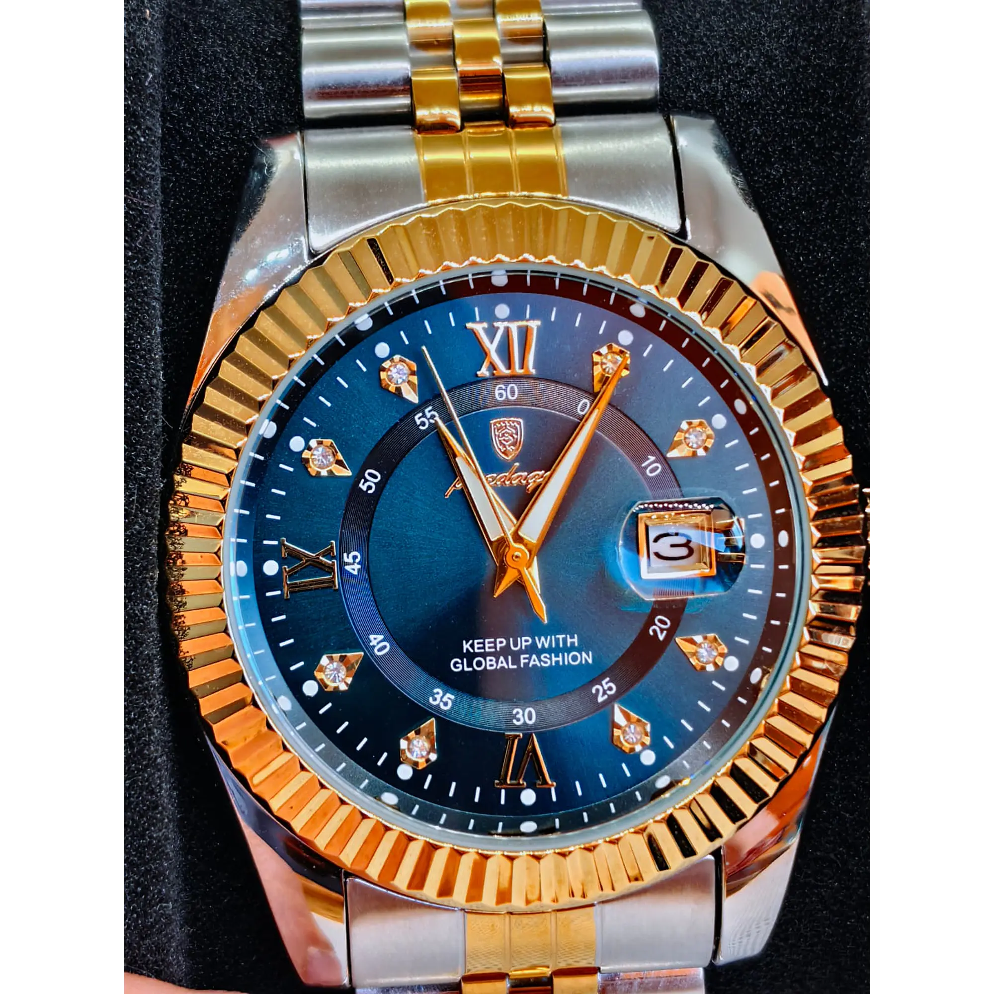Relógio Luxuoso em aço 316 L Prata e Dourado sobre Azul. 3