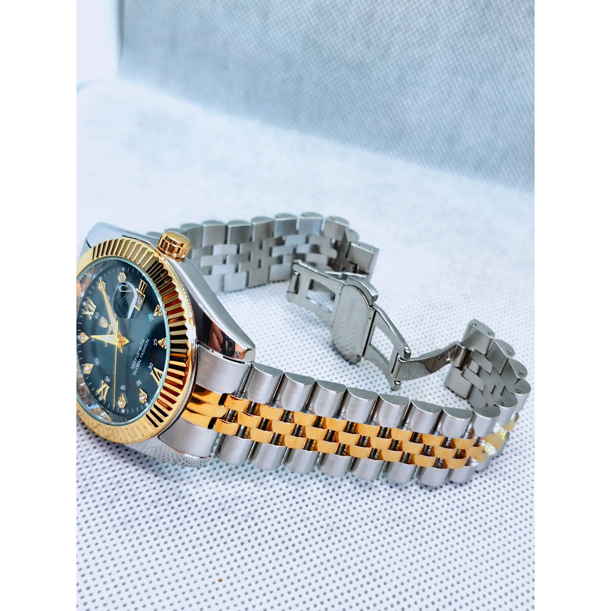 Relógio Luxuoso em aço 316 L Prata e Dourado sobre Azul. 5