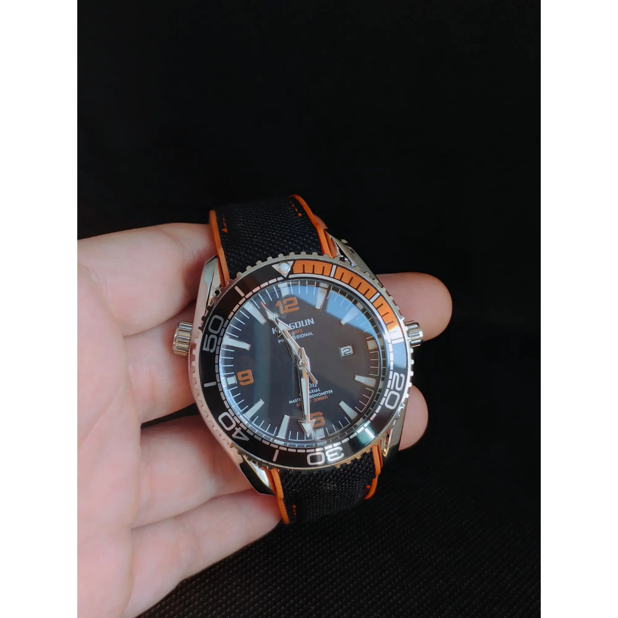 Diver's watch made of 316L stainless steel with an adjustable silicone strap. 5