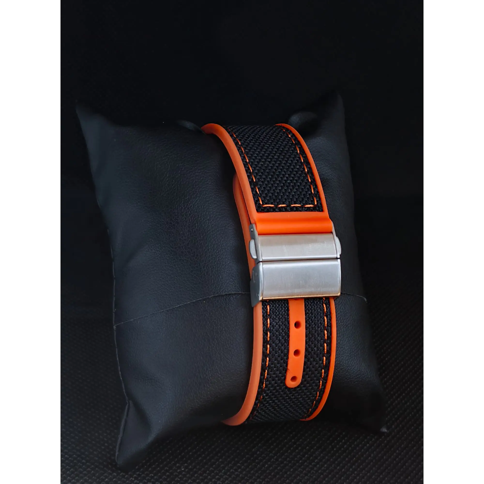 Diver's watch made of 316L stainless steel with an adjustable silicone strap. 4
