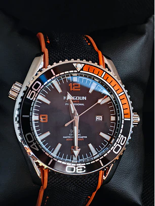 Relógio Mergulhador em aço 316L com Bracelete Silicone ajustável.