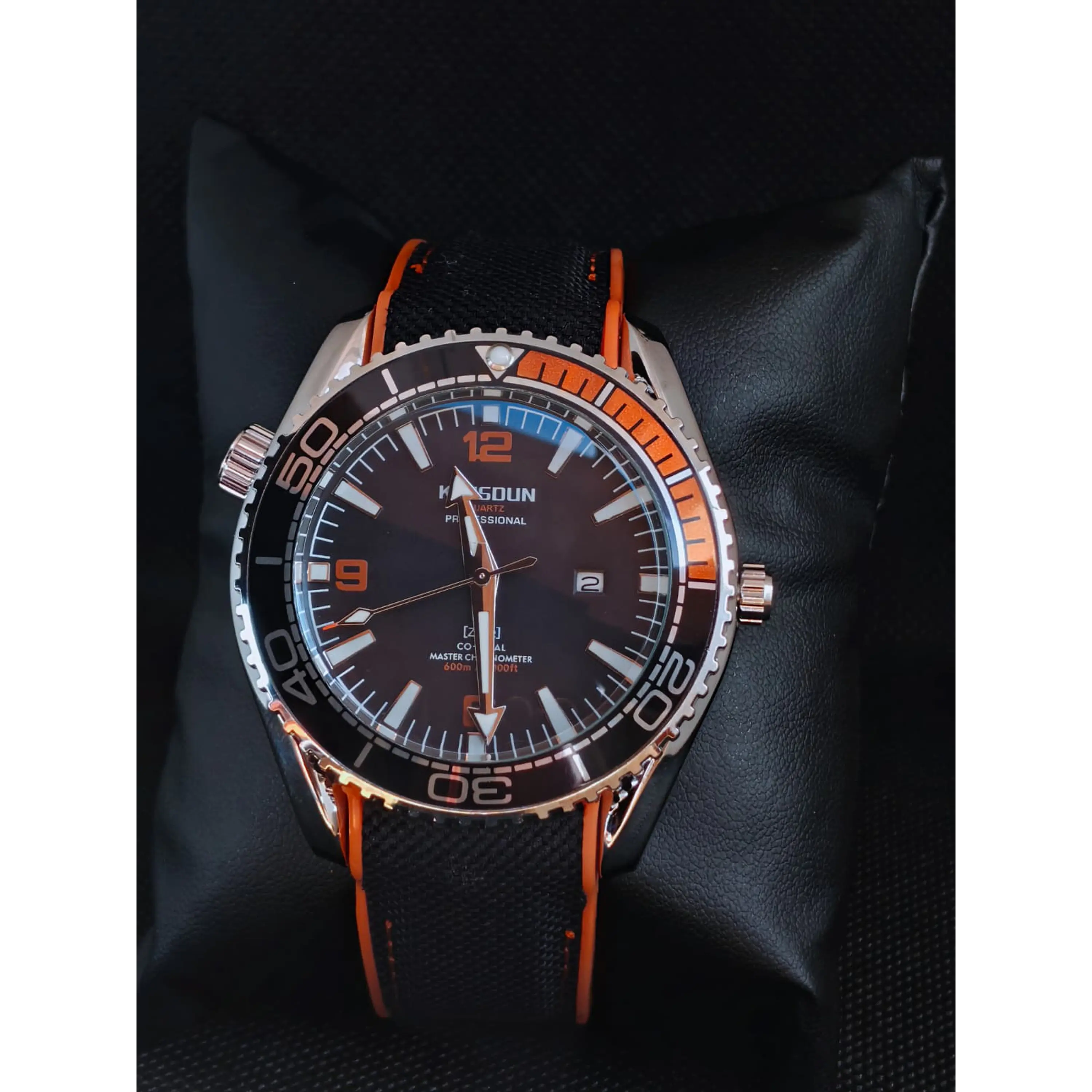 Diver's watch made of 316L stainless steel with an adjustable silicone strap. 3