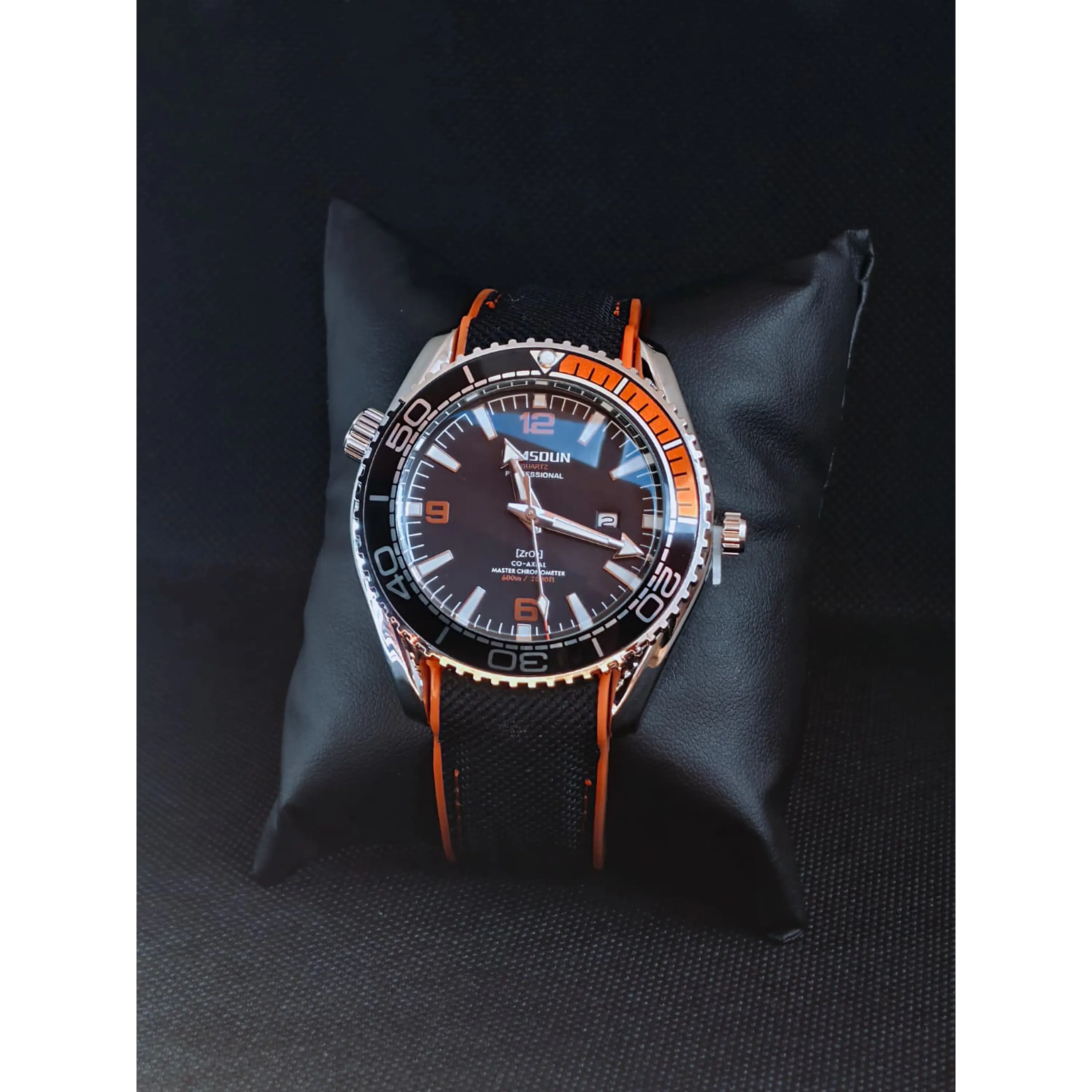 Diver's watch made of 316L stainless steel with an adjustable silicone strap. 1