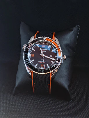 Relógio Mergulhador em aço 316L com Bracelete Silicone ajustável.