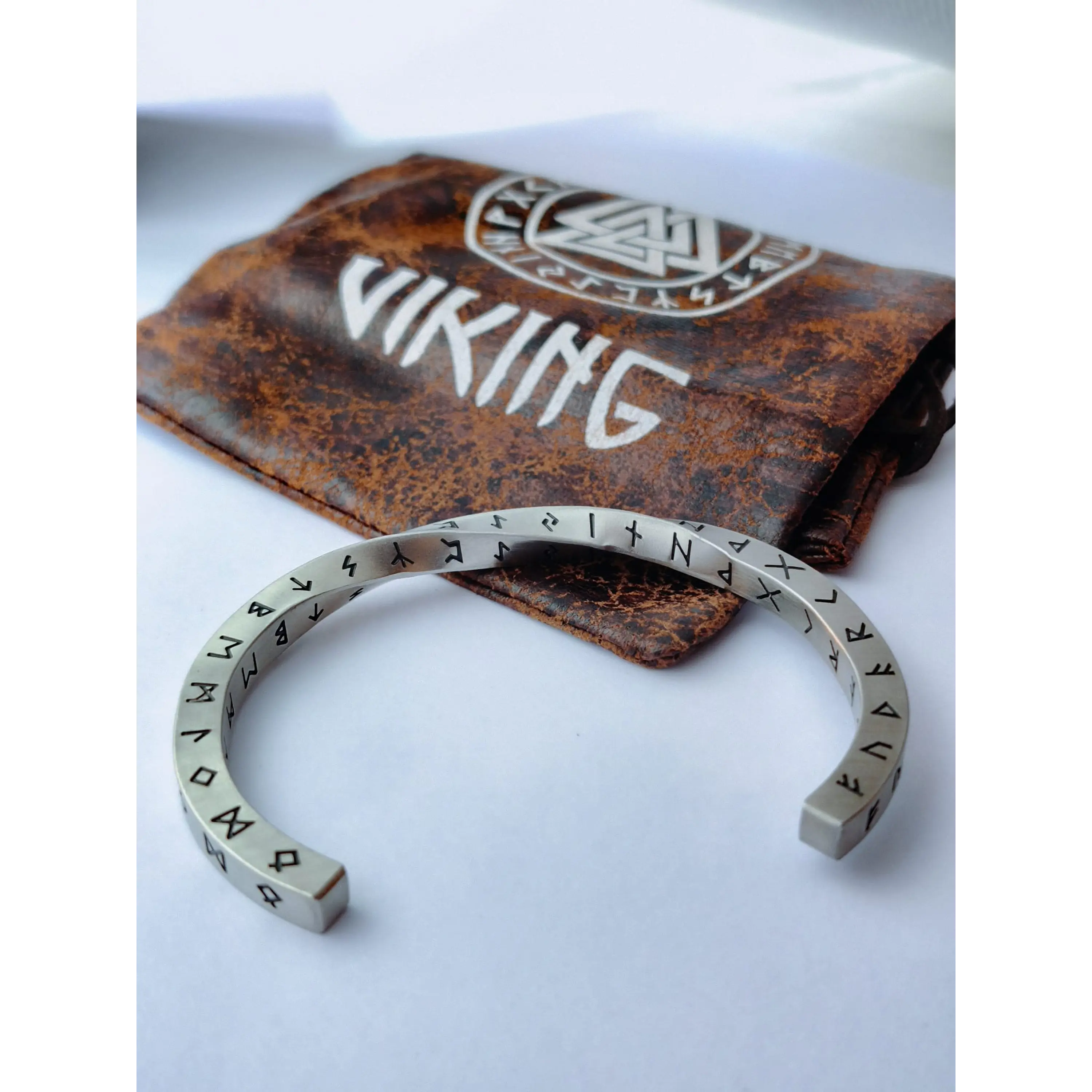 Bracelete Viking Torcido com Runas Nórdicas em Aço Inoxidável + Saco de Pele  1
