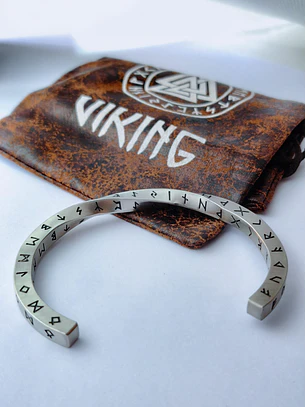 Bracelete Viking Torcido com Runas Nórdicas em Aço Inoxidável + Saco de Pele 