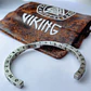 Bracelete Viking Torcido com Runas Nórdicas em Aço Inoxidável + Saco de Pele  - Thumbnail 1