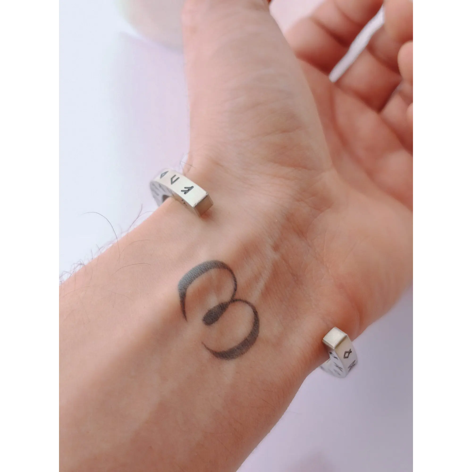 Bracelete Viking Torcido com Runas Nórdicas em Aço Inoxidável + Saco de Pele  2