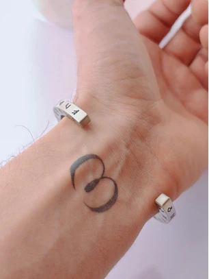 Bracelete Viking Torcido com Runas Nórdicas em Aço Inoxidável + Saco de Pele 