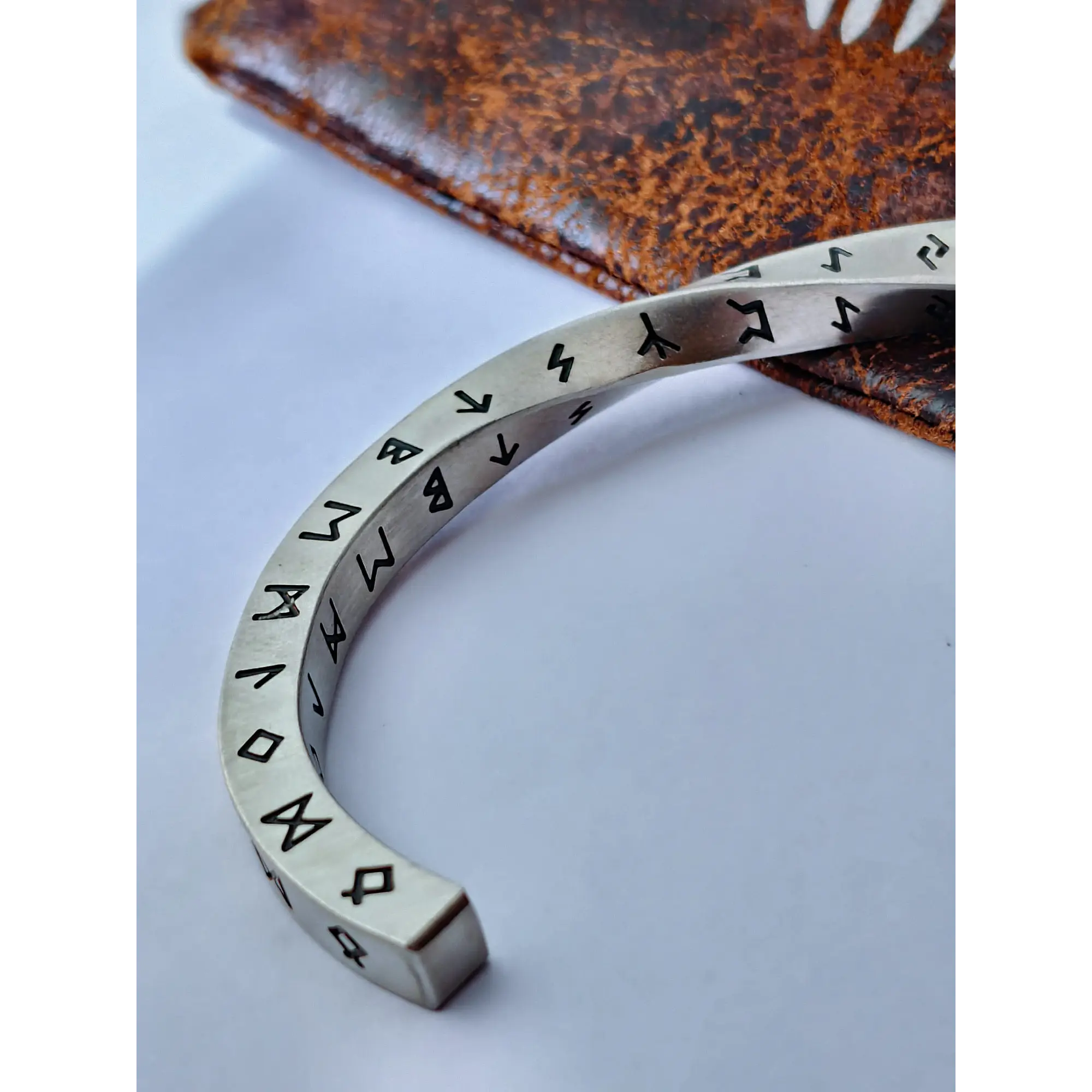 Bracelete Viking Torcido com Runas Nórdicas em Aço Inoxidável + Saco de Pele  3