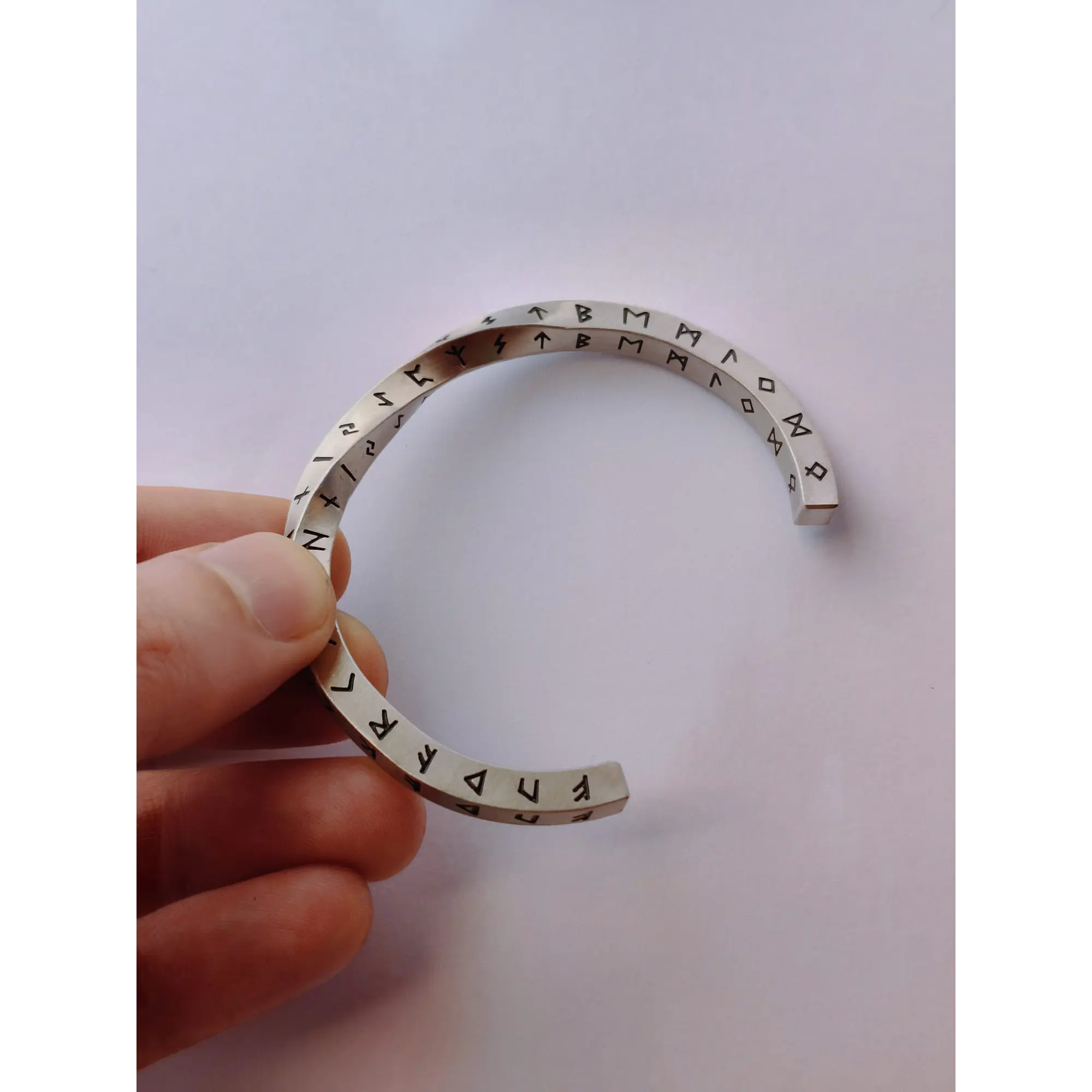 Bracelete Viking Torcido com Runas Nórdicas em Aço Inoxidável + Saco de Pele  4