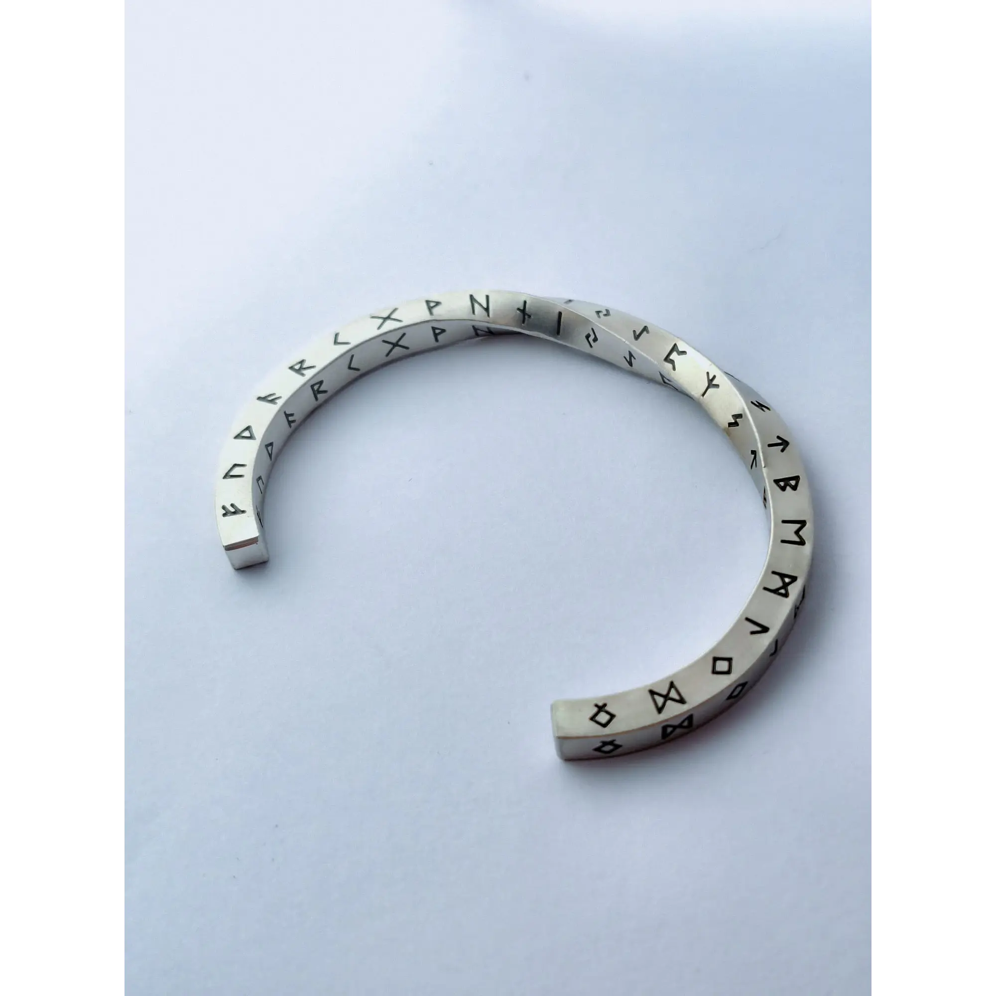 Bracelete Viking Torcido com Runas Nórdicas em Aço Inoxidável + Saco de Pele  5