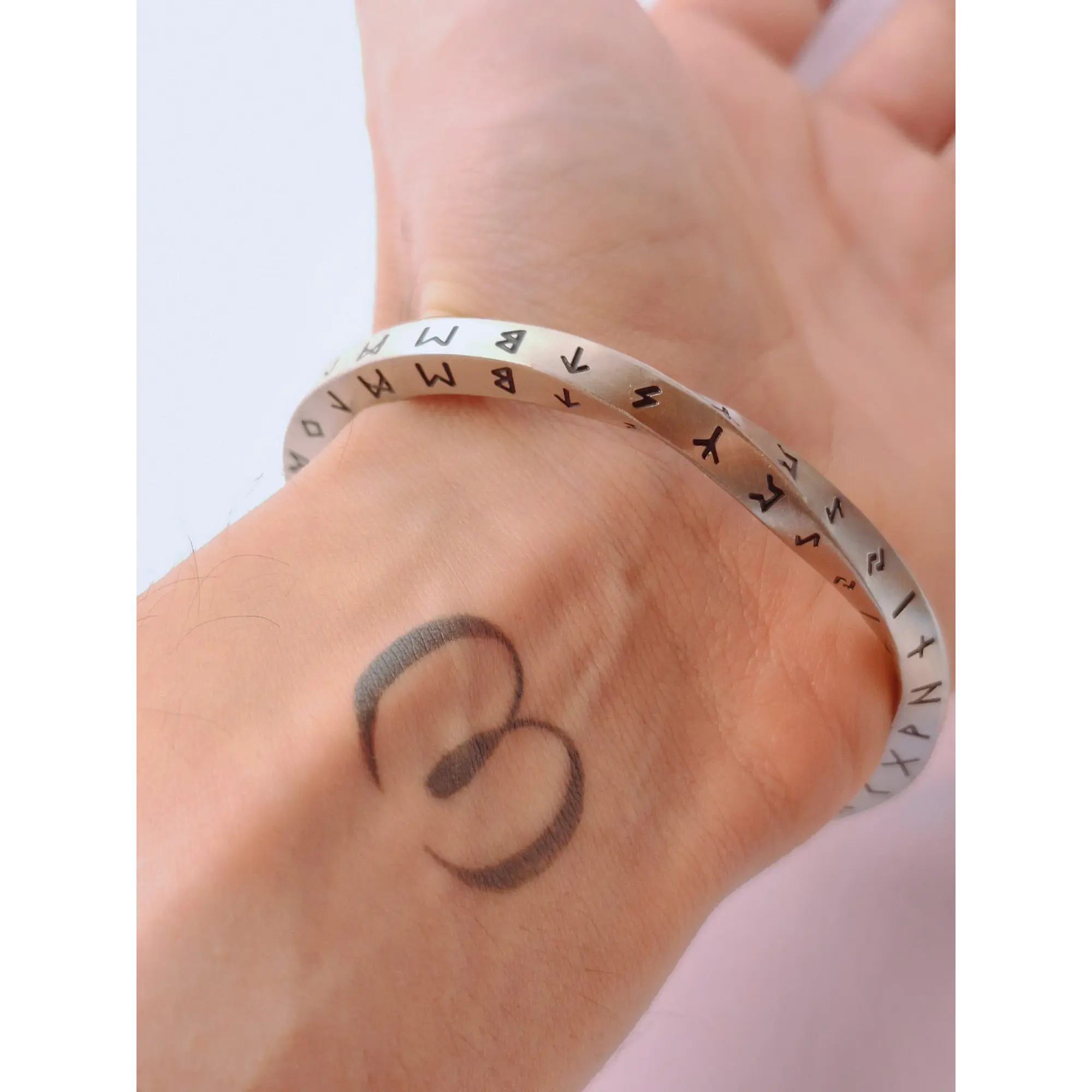 Bracelete Viking Torcido com Runas Nórdicas em Aço Inoxidável + Saco de Pele  6