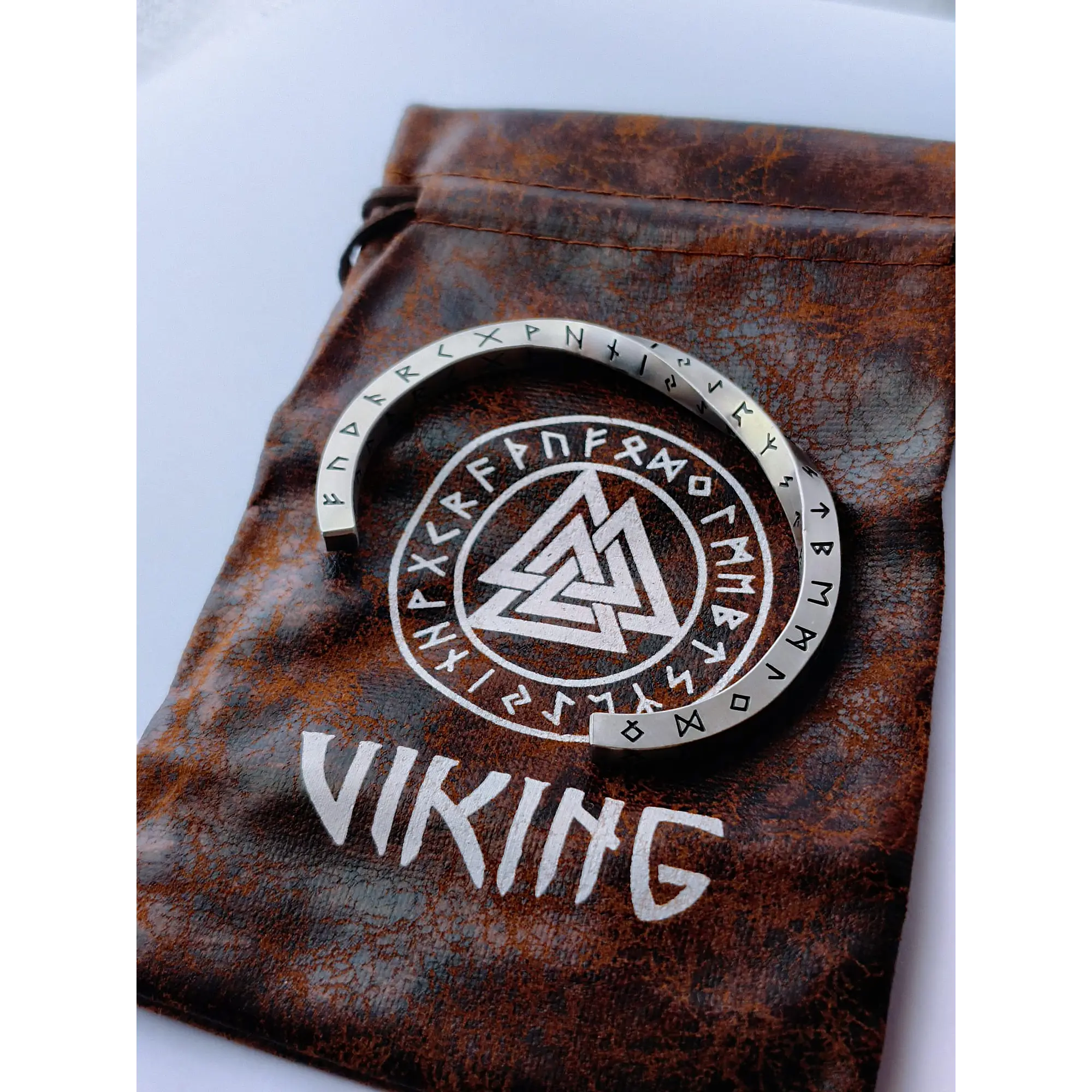 Bracelete Viking Torcido com Runas Nórdicas em Aço Inoxidável + Saco de Pele  7