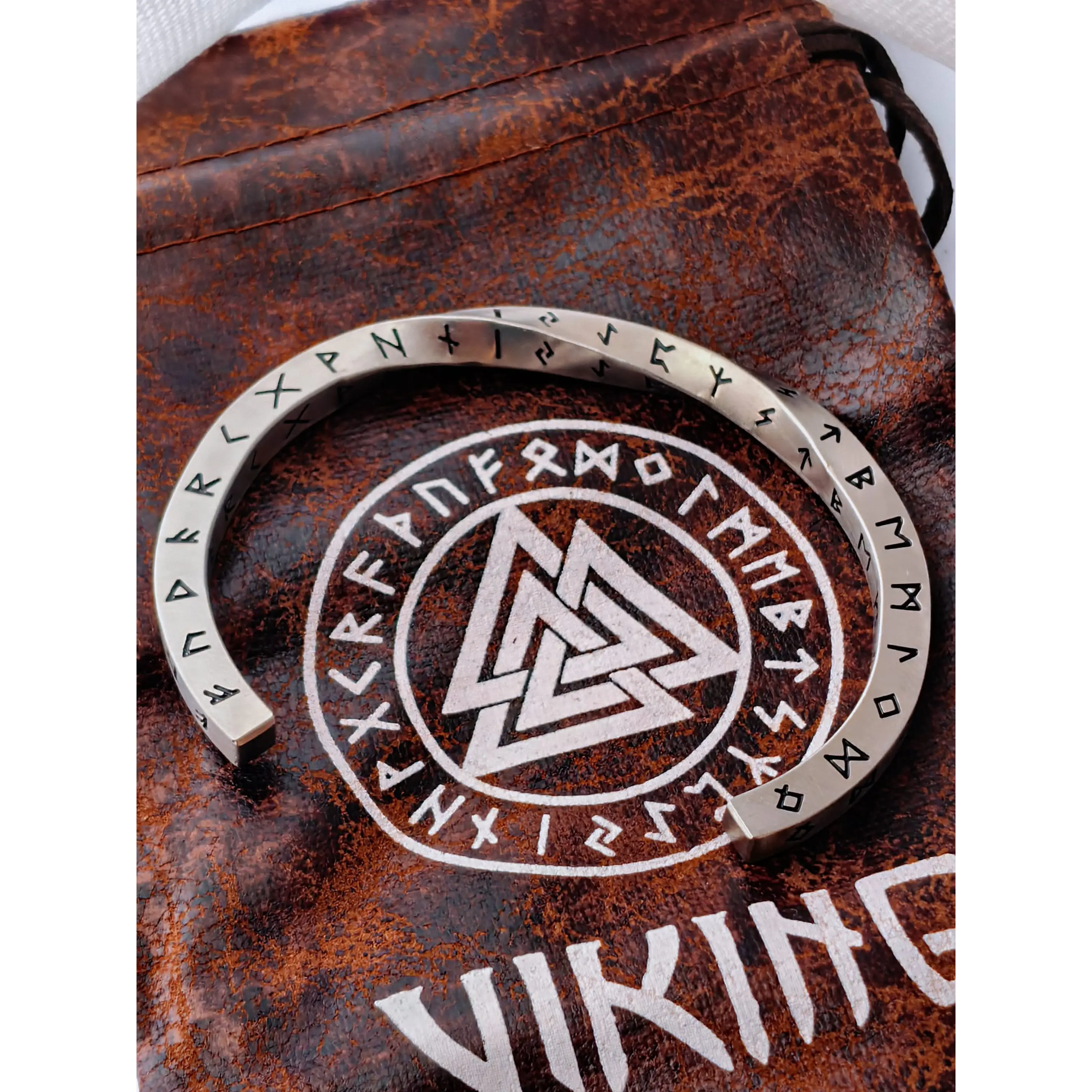 Bracelete Viking Torcido com Runas Nórdicas em Aço Inoxidável + Saco de Pele  8