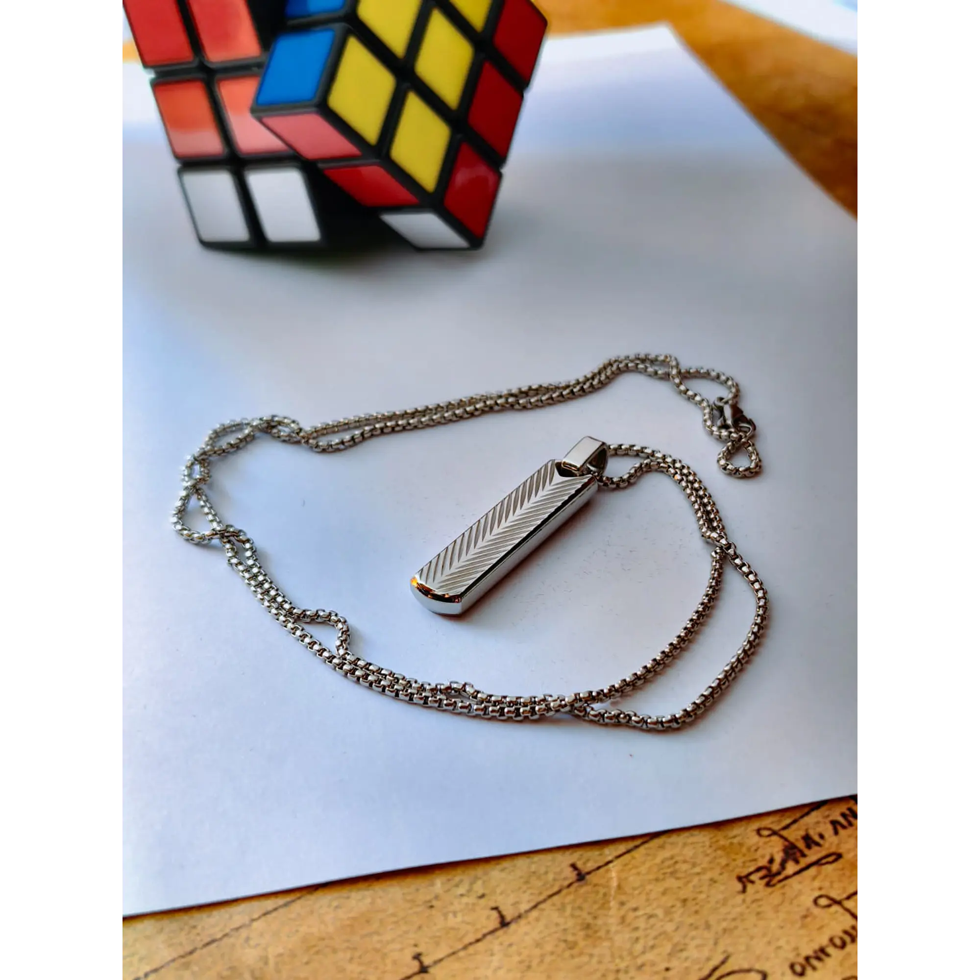 Fio Masculino com Pendente Texturado Chevron em Aço Cirúrgico – Prateado 1