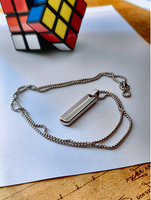 Fio Masculino com Pendente Texturado Chevron em Aço Cirúrgico – Prateado