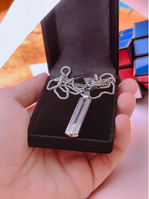 Fio Masculino com Pendente Texturado Chevron em Aço Cirúrgico – Prateado