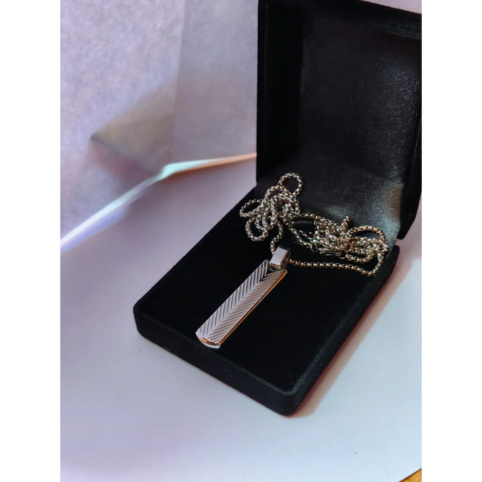 Fio Masculino com Pendente Texturado Chevron em Aço Cirúrgico – Prateado 8