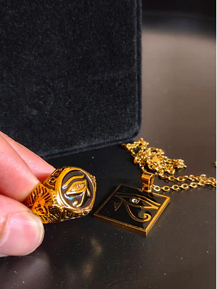 Conjunto Olho de Hórus: Colar com Pendente Quadrado + Anel Dourado Místico