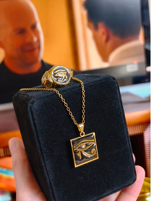Conjunto Olho de Hórus: Colar com Pendente Quadrado + Anel Dourado Místico