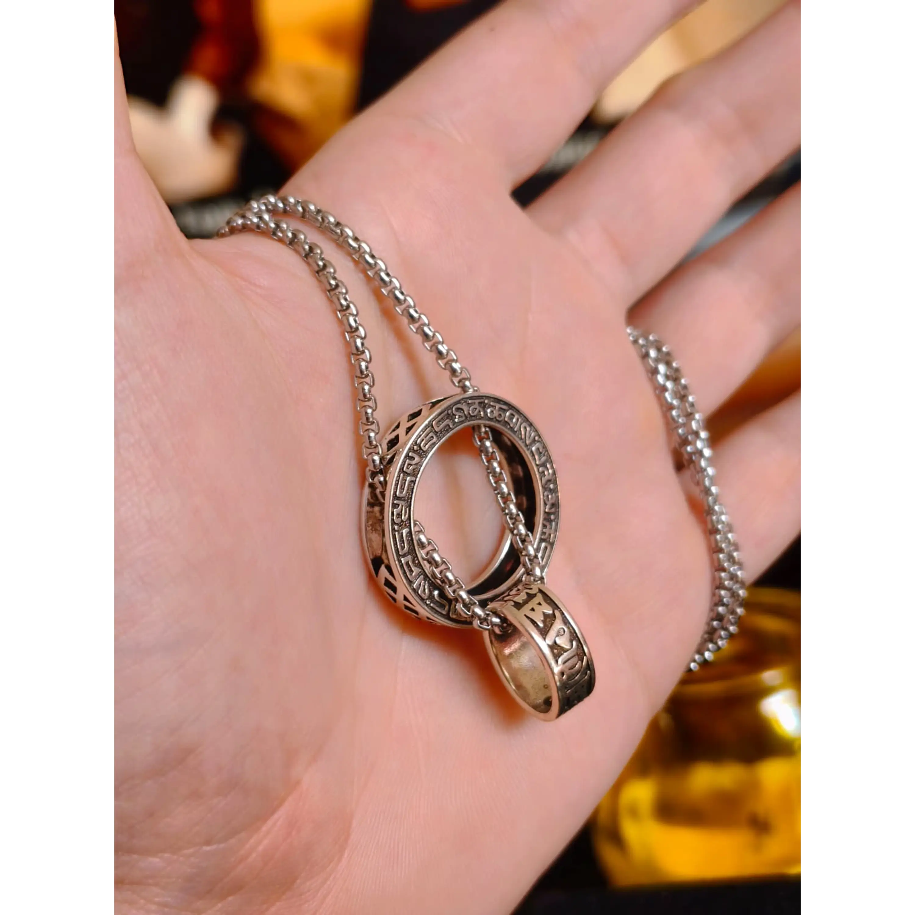 Collier double anneau pour homme avec gravures mystiques – Argent 3